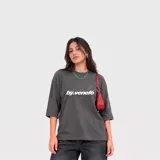 Remera gris oscuro de corte oversize y mangas cortas, con estampa tipográfica frontal en blanco que dice 'by.venefo'.