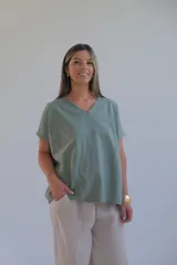 Remera verde seco de lino con escote en V y mangas cortas.