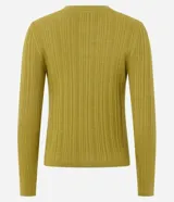 Cardigan de punto canelado color verde oliva, con cuello redondo, manga larga y cierre frontal abotonado.