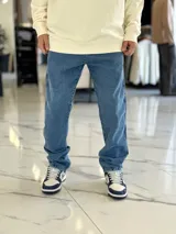 Pantalón de jean gris con lavado ácido, corte holgado de estilo oversize y diseño recto.
