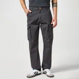 Pantalón cargo Wrangler modelo Casey, color gris oscuro, con bolsillos laterales grandes, corte recto y tiro medio.