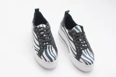 Championes marrones de eco-cuero con plataforma blanca con dos líneas negras horizontales.