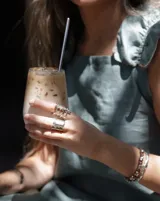 Anillo plateado con forma de esqueleto de costillas.