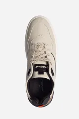 Zapatillas casuales marrones con cordones y suela blanca con detalles en negro.