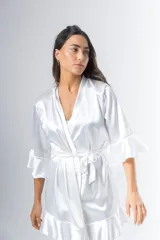 Bata corta color blanco de satén elastizado, con mangas tres cuartos con volados y lazo para atar en la cintura.