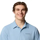 Polo de manga corta Columbia en color azul claro, confeccionado con tecnología Omni-Wick para control de humedad y tejido elástico en cuatro direcciones.