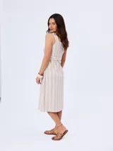 Vestido midi de lino a rayas beige y blancas, sin mangas, con escote cuadrado, botonadura frontal y cinturón ajustable del mismo género con hebilla.