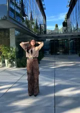 Pantalón de animal print con corte palazzo, tiro alto y bolsillos laterales.