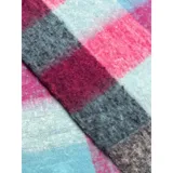 Bufanda rectangular de tejido grueso con diseño de cuadros en tonos azul, naranja, gris y beige, terminada con flecos en los extremos.