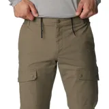 Pantalon cargo de corte recto en color verde oliva, con bolsillos laterales con cierre a presión y bolsillos traseros. Diseño versátil con asiento reforzado y tejido elástico.