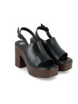 Sandalia de cuero napa color negro con plataforma y taco ancho símil madera. Cuenta con tira ancha en el empeine y tira ajustable con hebilla en el talón.