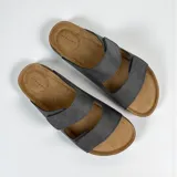 Sandalias tipo birkenstock de dos tiras ajustables, color gris oscuro. La plantilla es de corcho con forro marrón y la suela es de goma.