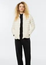 Campera puffer de diseño acolchado, color marrón, con cuello alto, cierre frontal y bolsillos laterales invisibles.