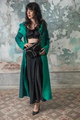 Riñonera negra de cuero charolado con correa de cuero ajustable y múltiples bolsillos con cierre.