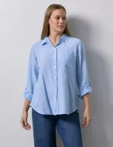 Camisa de lino color beige de la marca Dash, con cuello camisero, cierre frontal con botones, manga larga regulable con presilla y un bolsillo aplicado en el pecho.
