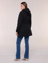 Campera liviana negra de silueta semilarga, con capucha fija, cuello alto, cierre frontal y cordón ajustable en la cintura.