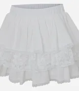 Pollera corta de algodón color blanco, con volados en capas y detalles de encaje floral.