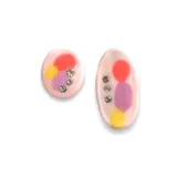 Par de aros de porcelana fría con forma ovalada y diseño abstracto con círculos de colores y strass.
