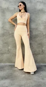 Pantalón Oxford de tiro alto, color rojo, con corte ajustado en la parte superior y acampanado en la parte inferior.