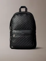 Mochila Calvin Klein negra de poliuretano, con diseño de monograma grabado en relieve, compartimento principal con cierre superior, bolsillo delantero con cremallera, asa de mano superior y tirantes ajustables.
