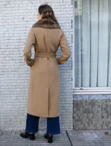Tapado largo de paño de la marca Michael Kors, color marrón tostado, con cuello solapa adornado con piel sintética desmontable, bolsillos delanteros y cinturón ajustable del mismo material.