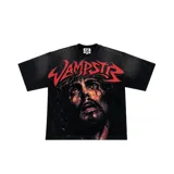 Remera negra de corte boxy fit con efecto acid wash, con un gran estampado frontal de Jesucristo y la inscripción "Vampstr" en letras rojas con brillos.