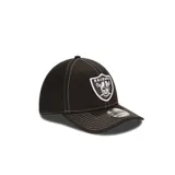 Gorra New Era 39Thirty de los Las Vegas Raiders, color negro con logo del equipo bordado en blanco en el frente.