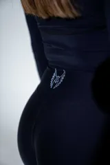 Calza corta deportiva de tiro alto, color negro, con logo bordado en la parte inferior.