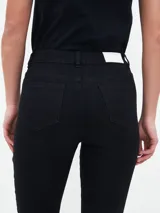 Pantalón jean estilo oxford color negro, de tiro medio con bolsillos delanteros y traseros.