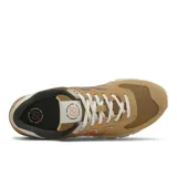 Championes urbanos New Balance modelo 574, color marrón con detalles en beige y naranja, confeccionados en gamuza y malla, con logo "N" característico en los laterales y entresuela ENCAP.