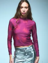 Polera de cuello alto y manga larga confeccionada en lycra estampada con diseño exclusivo de dragones en tonos cereza y fucsia.