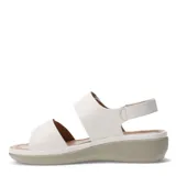 Sandalias de mujer con plataforma baja, diseño de dos tiras anchas con detalle perforado y cierre de velcro para un ajuste cómodo.