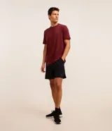 Remera deportiva de manga corta con cuello redondo, confeccionada en tejido técnico con tecnología Dry para mayor transpirabilidad y evaporación del sudor. Presenta un diseño básico con detalles reflectantes.