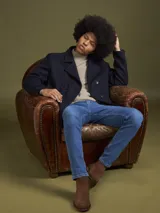 Abrigo de paño azul marino con doble botonadura, cuello con solapas y bolsillos laterales.