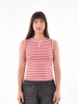 Musculosa ajustada al cuerpo, con cuello redondo y estampado de rayas horizontales rojas y blancas.