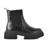 Bota casual negra de cuero sintético con elástico lateral, caña baja y suela track.