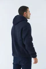 Canguro de sherpa polar color beige, con capucha, bolsillo tipo canguro y logo de goma en el pecho.