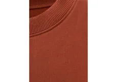 Jersey de punto liso en color marrón terracota, con cuello redondo y diseño de manga larga con puños y bajo de canalé.