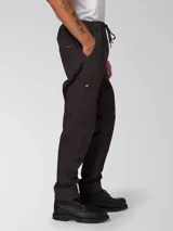 Pantalon utilitario color negro lavado, confeccionado en tejido elástico. Presenta cintura elástica con cordón de ajuste, bolsillos laterales de entrada, bolsillo utilitario en la pierna derecha y bragueta falsa.