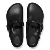 Zueco Birkenstock modelo Boston, confeccionado en material EVA ligero y resistente al agua. Presenta diseño cerrado en la parte delantera, correa ajustable con hebilla lateral y plantilla anatómica.