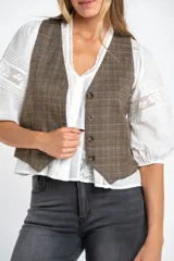 Chaleco marrón con estampado de cuadros, escote en V y cierre frontal con botones.