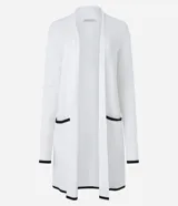 Cardigan de punto color blanco con detalles en negro en los bordes de los bolsillos, puños y ruedo. Presenta un diseño abierto, corte alargado y mangas largas.