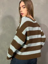 Sweater de tejido a rayas horizontales marrones y celestes, con cuello redondo y diseño holgado de manga larga.