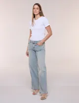 Jean de tiro medio con corte amplio estilo wide leg y diseño de cinco bolsillos clásicos. Presenta presillas para cinturón, cierre frontal con botón metálico y un botón en la pretina posterior para regular el ajuste de la cintura.