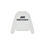 Buzo cerrado oversize de Eme Studios color gris claro, con cuello redondo, mangas largas y elástico en puños y cintura. Presenta gran estampado tipográfico y gráfico de la marca en la espalda.
