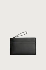 Bolso tipo sobre negro de textura granulada con detalles lisos, cierre superior con cremallera y asa de mano corta.