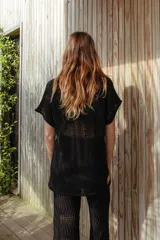 Pantalón de tiro alto, color crudo, tejido con hilo de algodón en punto pavo real y corte holgado.