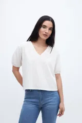 Remera color crudo con textura de tejido y escote en V, con mangas cortas abullonadas.
