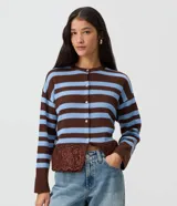 Cardigan de punto a rayas horizontales en tonos marrón y celeste, con cuello redondo, manga larga y cierre frontal de botones. Cuenta con detalle de encaje floral en el bajo.