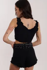 Top corto color crema con textura arrugada y volados en el escote y ruedo.